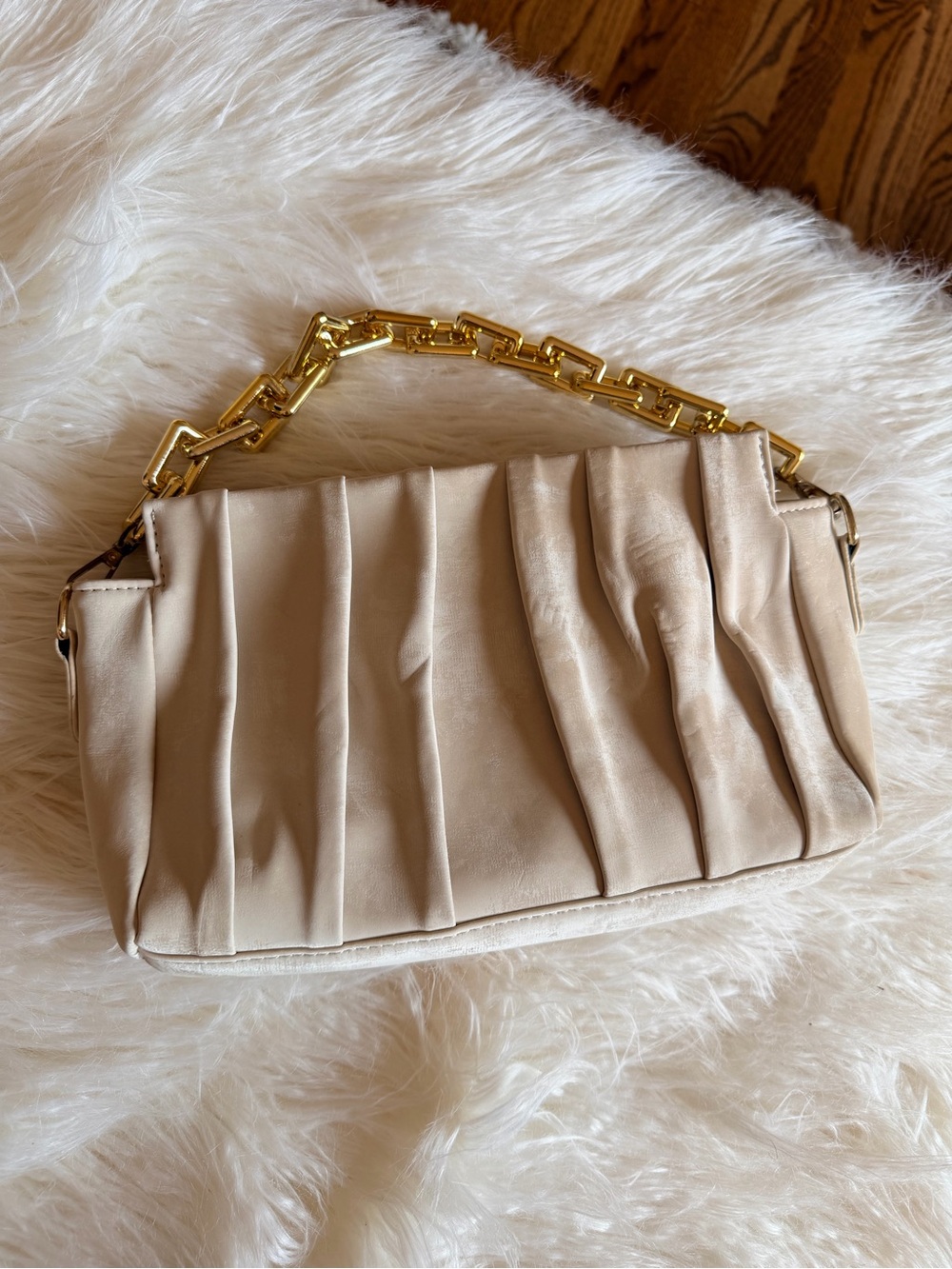 Elegant Cream Shoulder Bag with Gold Chain Handle